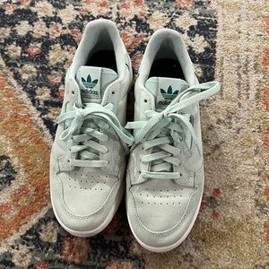 Adidas tennies